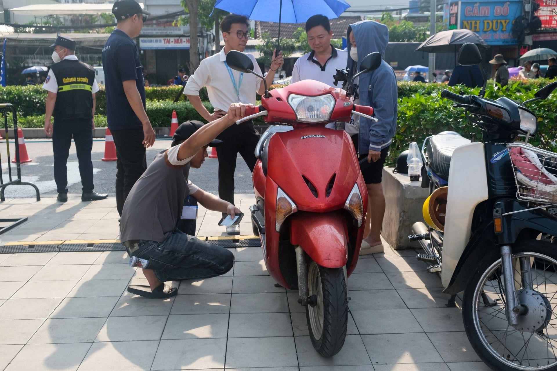 Sự kiện “Đổi xăng lấy điện” tại TP.HCM: Khách hàng mang 2 xe xăng đổi lấy xe điện VinFast về đi Tết- Ảnh 3.