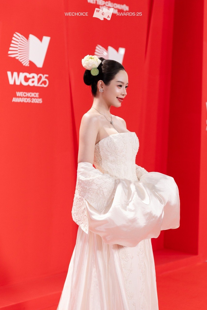 N&agrave;ng "bạch li&ecirc;n hoa" của showbiz Việt, tạo h&igrave;nh đắt gi&aacute; kh&ocirc;ng ch&ecirc; được điểm n&agrave;o- Ảnh 3.