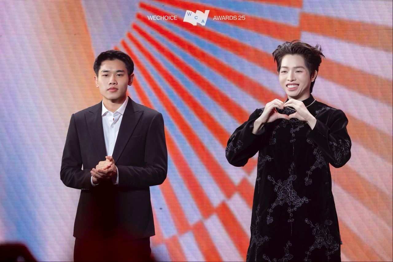 T&oacute;m Đức Ph&uacute;c - Đ&igrave;nh Bắc tr&ograve; chuyện r&ocirc;m rả ở WeChoice Awards, 1 chi tiết lạ được netizen b&agrave;n t&aacute;n kh&ocirc;ng ngớt- Ảnh 3.