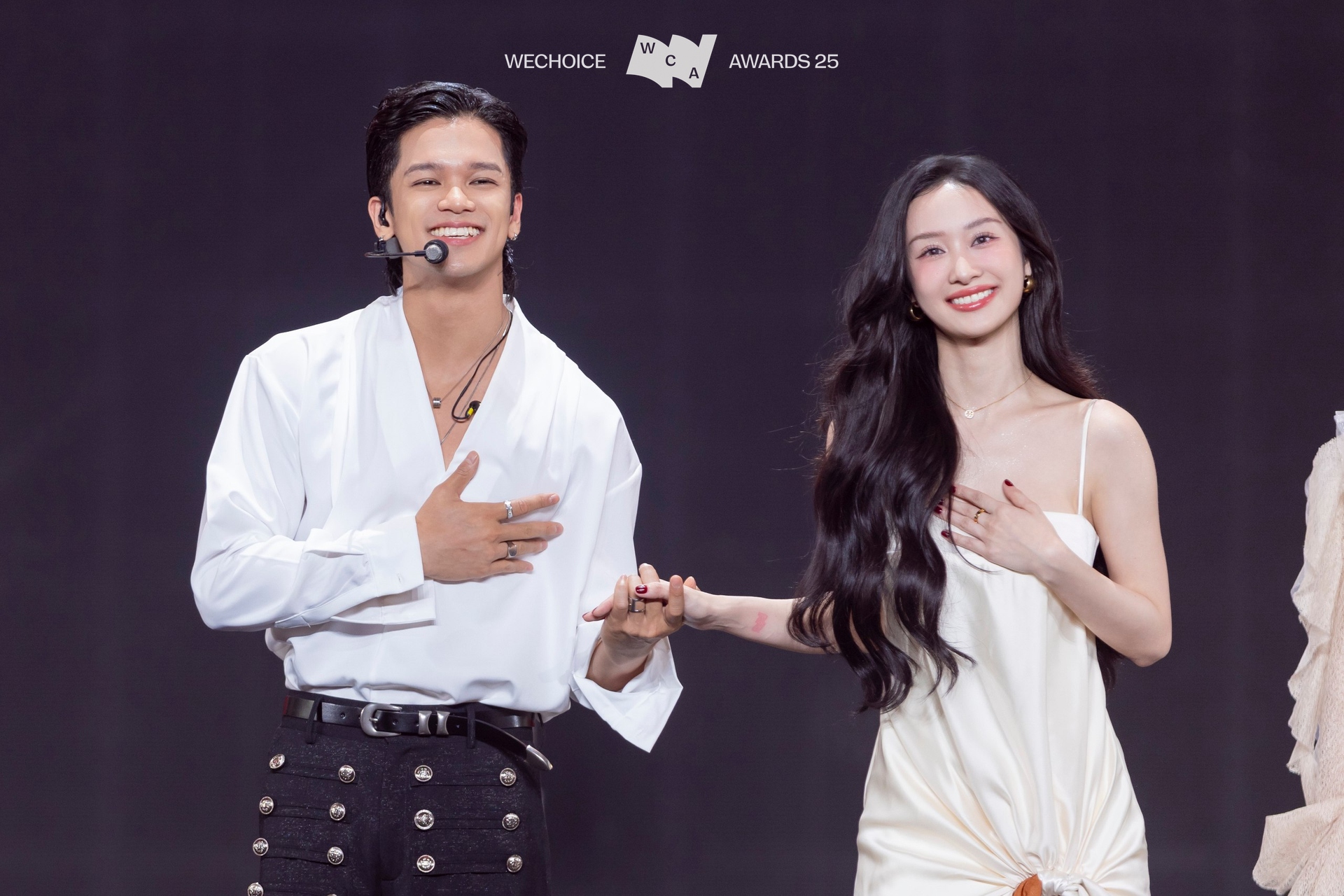 Kh&ocirc;ng thể rời mắt trước m&agrave;n kết hợp n&agrave;y: Mỹ nh&acirc;n quyến rũ nhất Việt Nam khiến &ldquo;kho b&aacute;u&rdquo; th&ecirc;m phần ngọt ng&agrave;o, tuyệt đối điện ảnh- Ảnh 7.