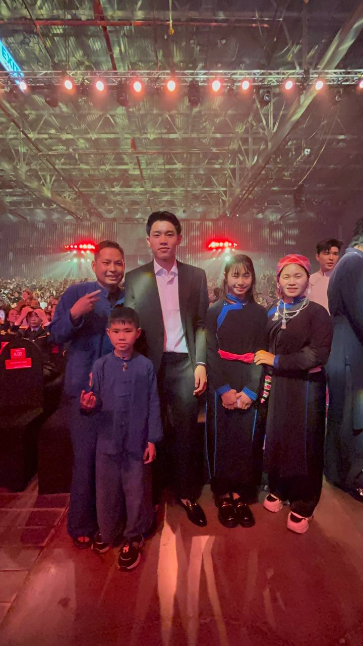 Tiểu mỹ nh&acirc;n hot rần rần WeChoice Awards bỗng h&oacute;a fangirl thẹn th&ugrave;ng b&ecirc;n cạnh Đ&igrave;nh Bắc- Ảnh 3.