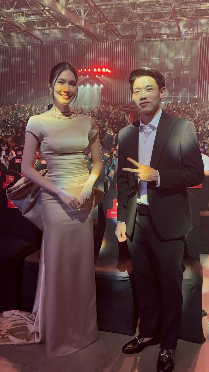 Tiểu mỹ nh&acirc;n hot rần rần WeChoice Awards bỗng h&oacute;a fangirl thẹn th&ugrave;ng b&ecirc;n cạnh Đ&igrave;nh Bắc- Ảnh 8.