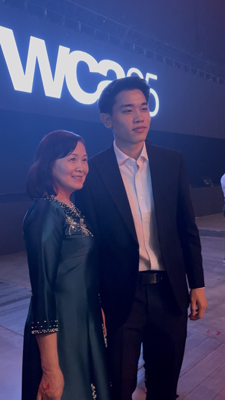 Tiểu mỹ nh&acirc;n hot rần rần WeChoice Awards bỗng h&oacute;a fangirl thẹn th&ugrave;ng b&ecirc;n cạnh Đ&igrave;nh Bắc- Ảnh 5.