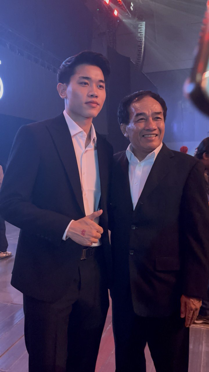 Tiểu mỹ nh&acirc;n hot rần rần WeChoice Awards bỗng h&oacute;a fangirl thẹn th&ugrave;ng b&ecirc;n cạnh Đ&igrave;nh Bắc- Ảnh 6.