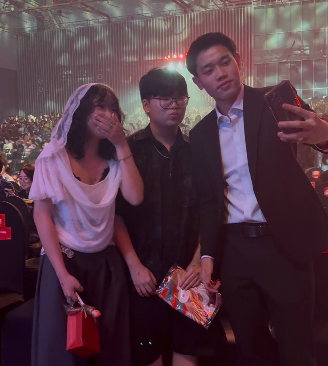 Tiểu mỹ nh&acirc;n hot rần rần WeChoice Awards bỗng h&oacute;a fangirl thẹn th&ugrave;ng b&ecirc;n cạnh Đ&igrave;nh Bắc- Ảnh 9.