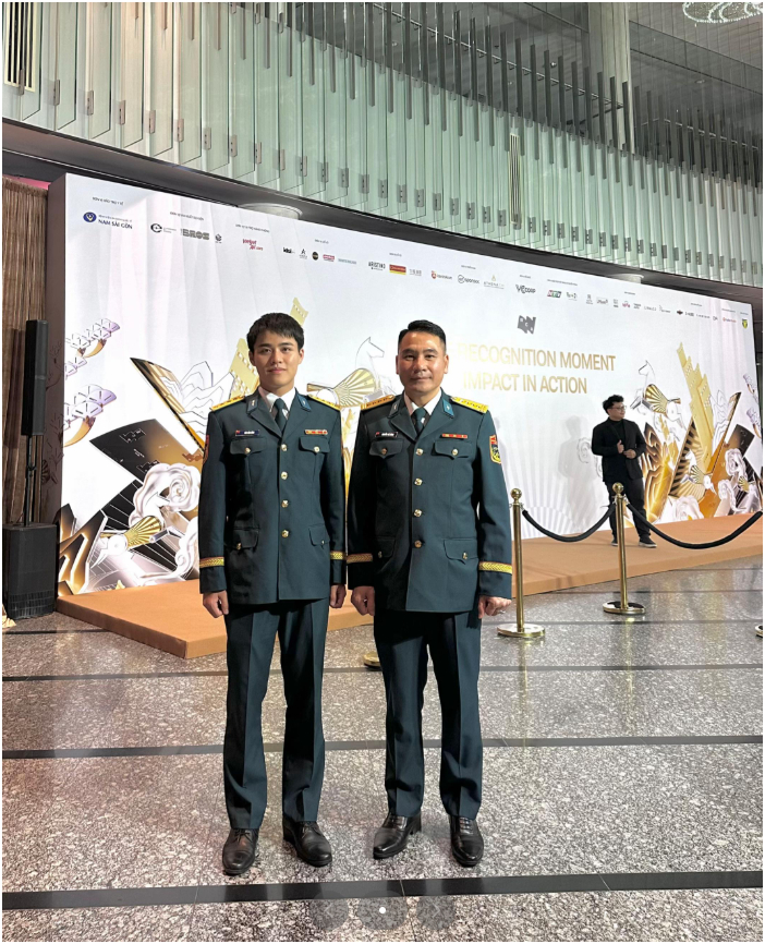 Đại t&aacute;, phi c&ocirc;ng cấp 1 Nguyễn Thế Dũng đứng cạnh Đại u&yacute; Đ&agrave;o Văn B&igrave;nh: Ph&iacute;a sau bức ảnh g&acirc;y b&atilde;o mạng- Ảnh 1.