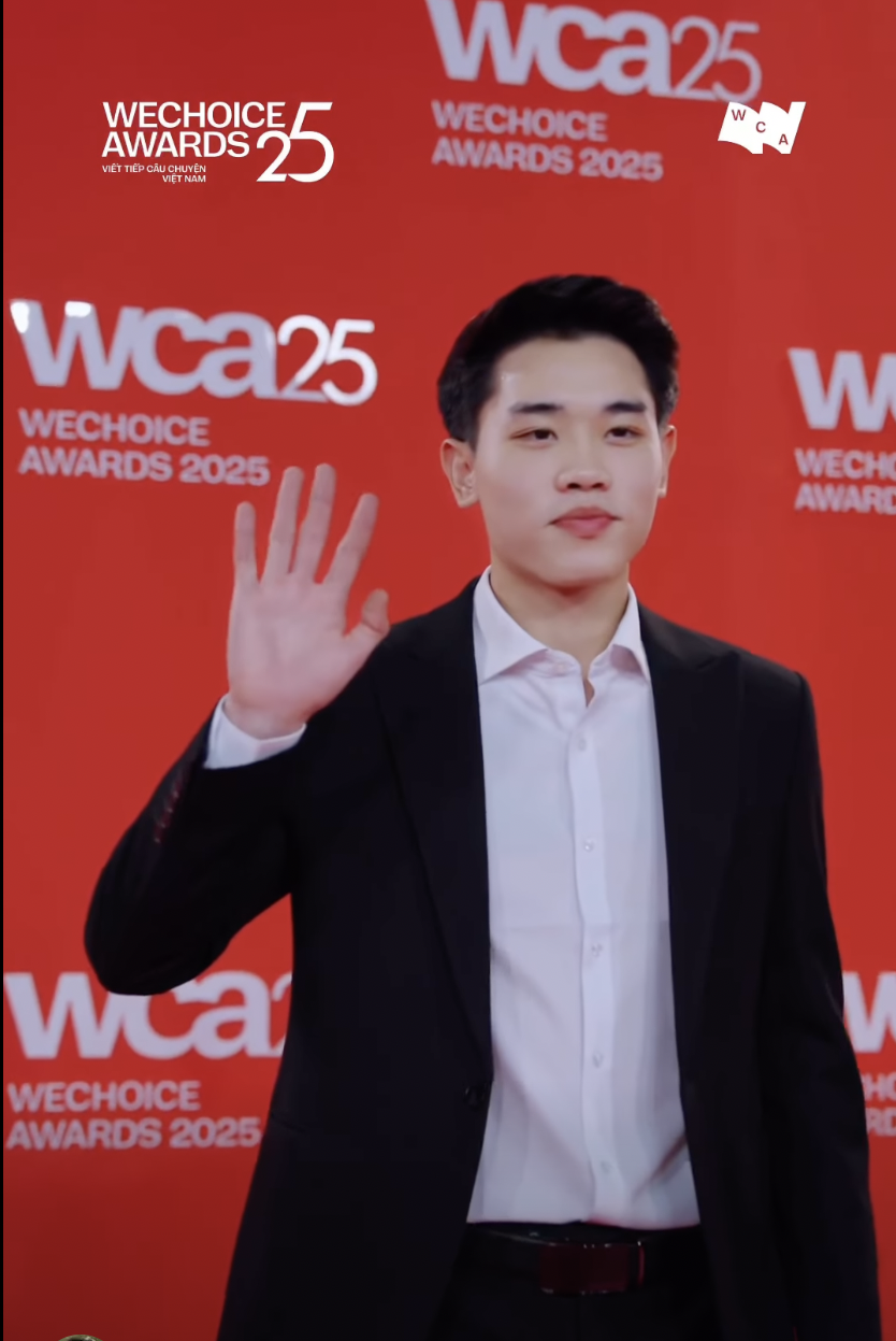 2,7 triệu lượt xem Đ&igrave;nh Bắc khoe visual ph&aacute;t s&aacute;ng tr&ecirc;n thảm đỏ WeChoice Awards: Xem cả chục lần vẫn chưa biết đẹp chỗ n&agrave;o- Ảnh 6.