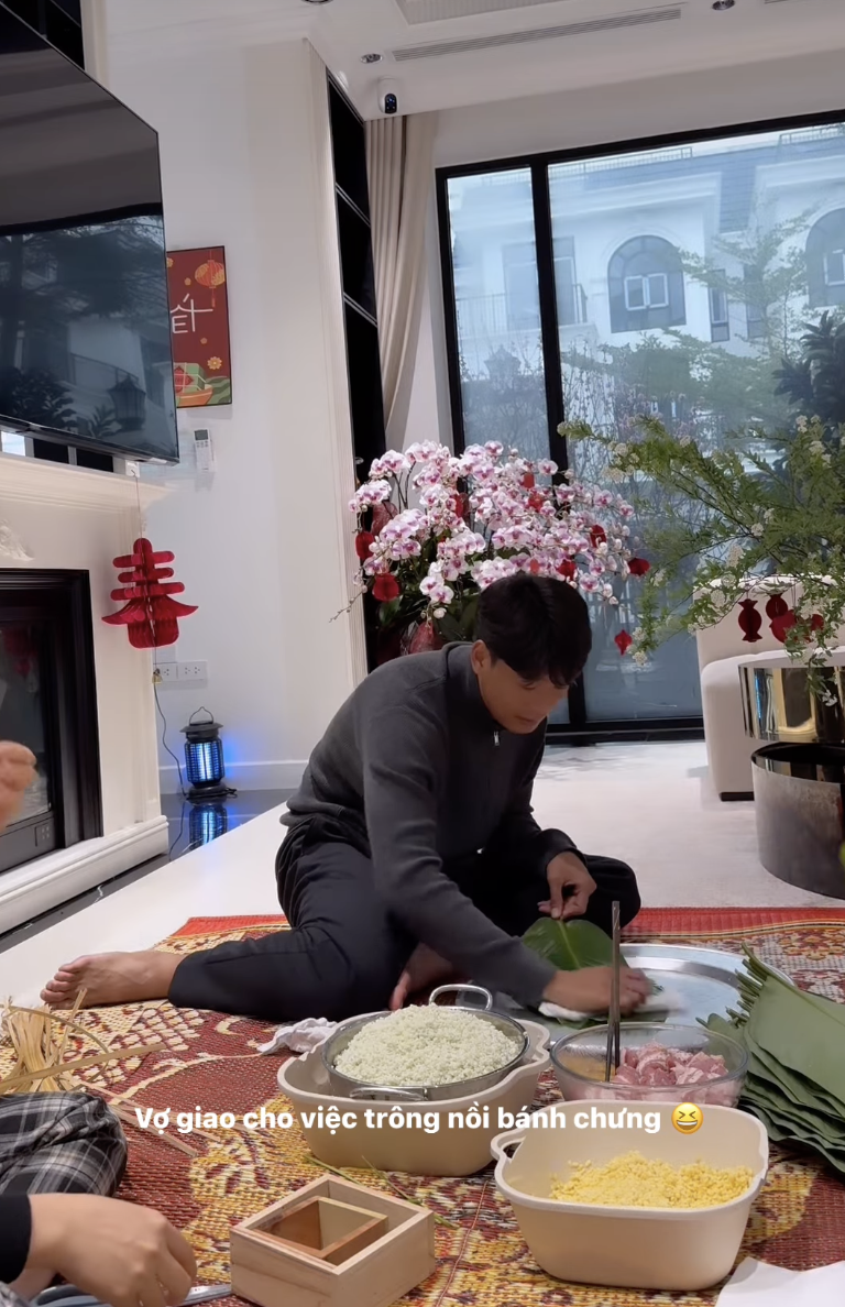 Th&agrave;nh Chung cặm cụi g&oacute;i b&aacute;nh chưng trong biệt thự trước ng&agrave;y &ocirc;ng C&ocirc;ng &ocirc;ng T&aacute;o- Ảnh 1.