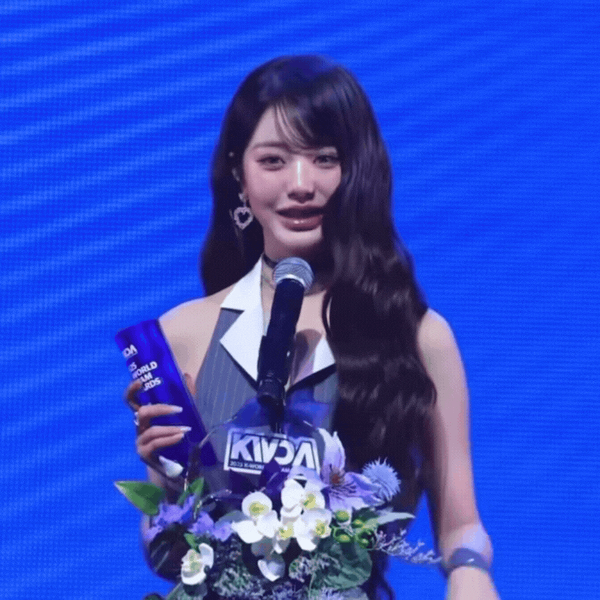 Gương mặt cứng đờ tới phát sợ của công chúa Kpop- Ảnh 1.