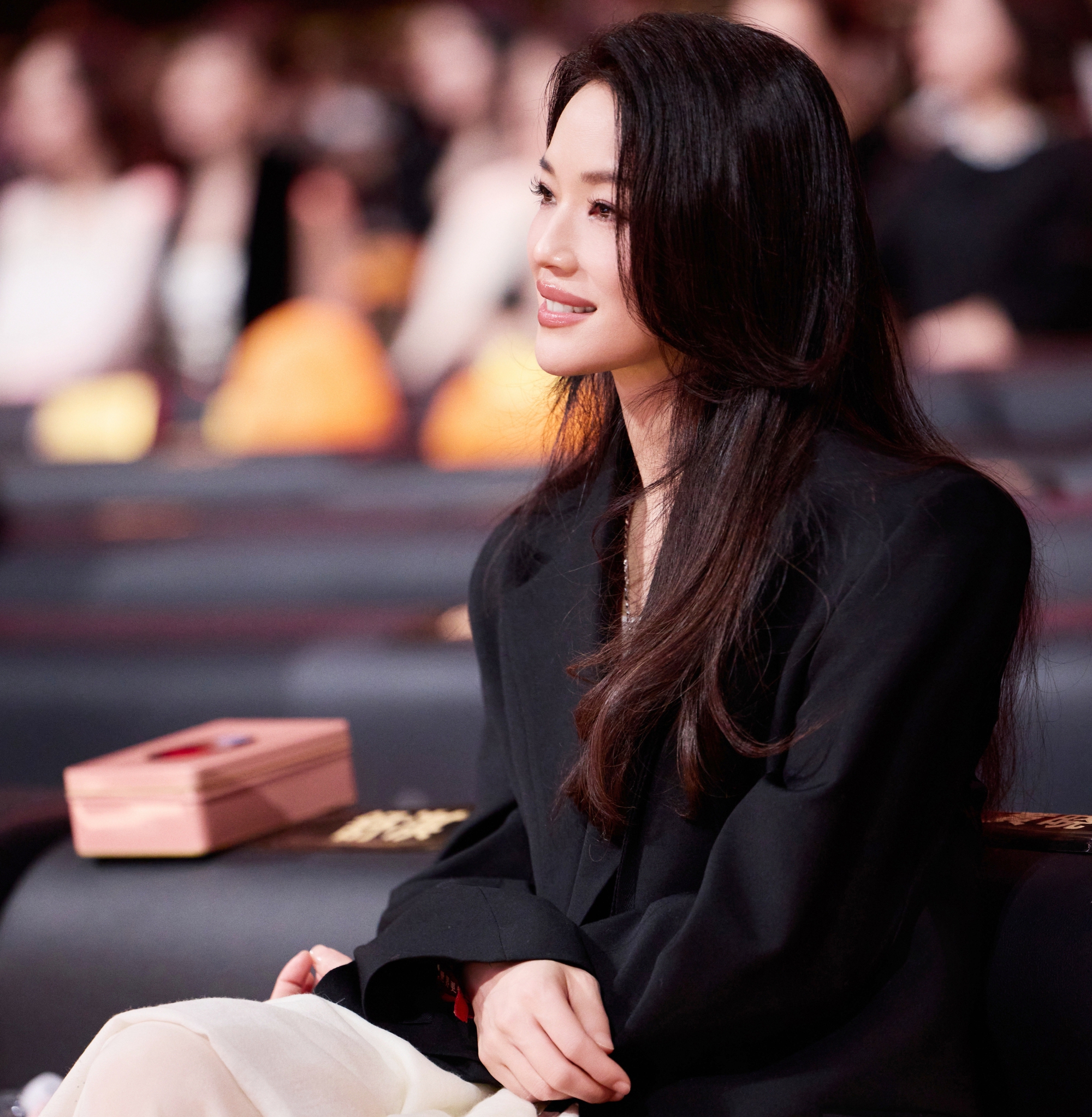 Chưa thấy ai U50 vẫn trẻ d&atilde; man thế n&agrave;y: 30 năm kh&ocirc;ng gi&agrave; đi, kim cương d&ugrave; bao nhi&ecirc;u tuổi vẫn l&agrave; kim cương- Ảnh 7.