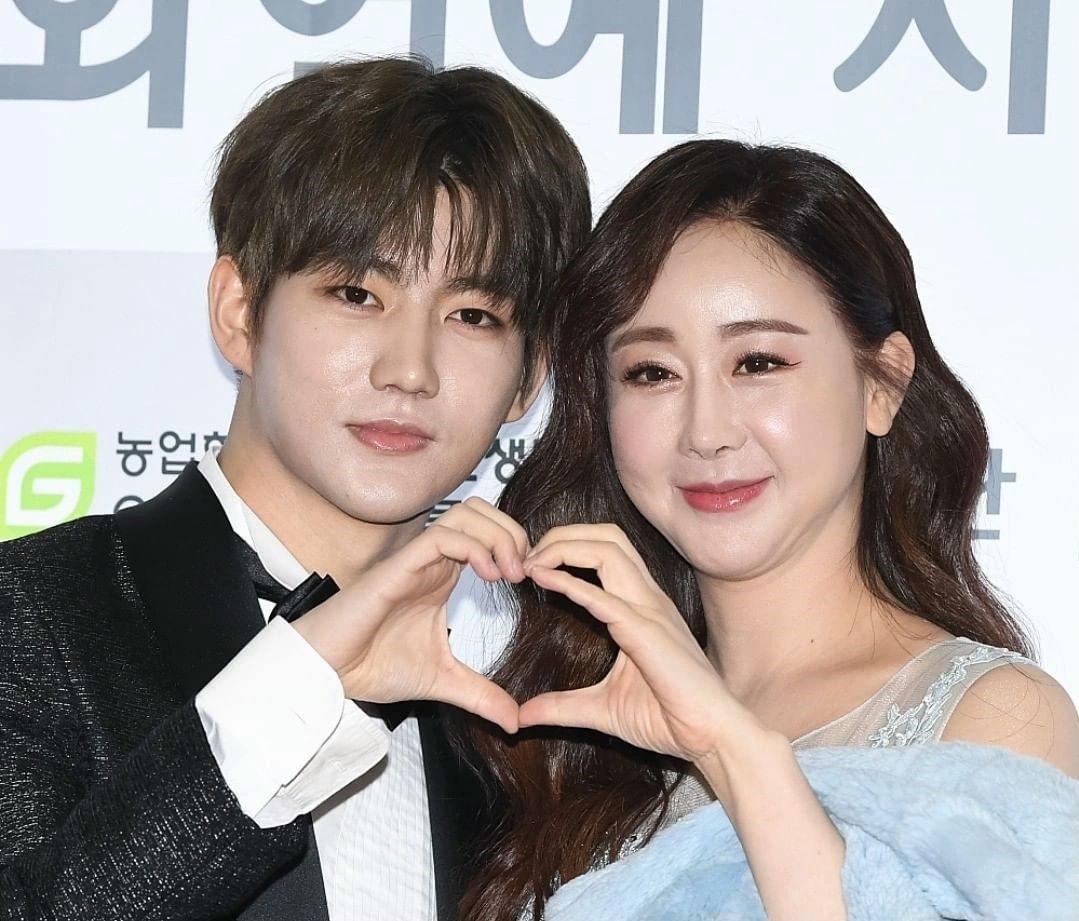 &ldquo;Hồng h&agrave;i nhi&rdquo; v&aacute;c hoa quỳ gối trước nh&agrave; Hoa hậu, bị đuổi thẳng cổ k&egrave;m 1 c&acirc;u điếng người- Ảnh 3.