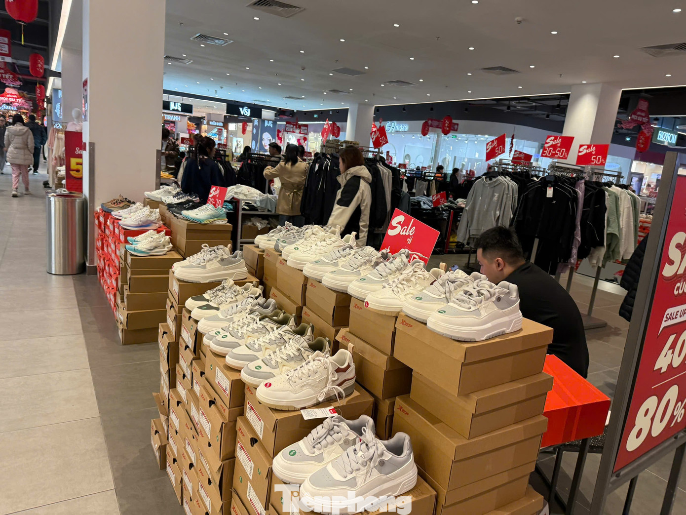 Cảnh lạ l&ugrave;ng tại si&ecirc;u thị, trung t&acirc;m thương mại H&agrave; Nội &aacute;p Tết- Ảnh 4.