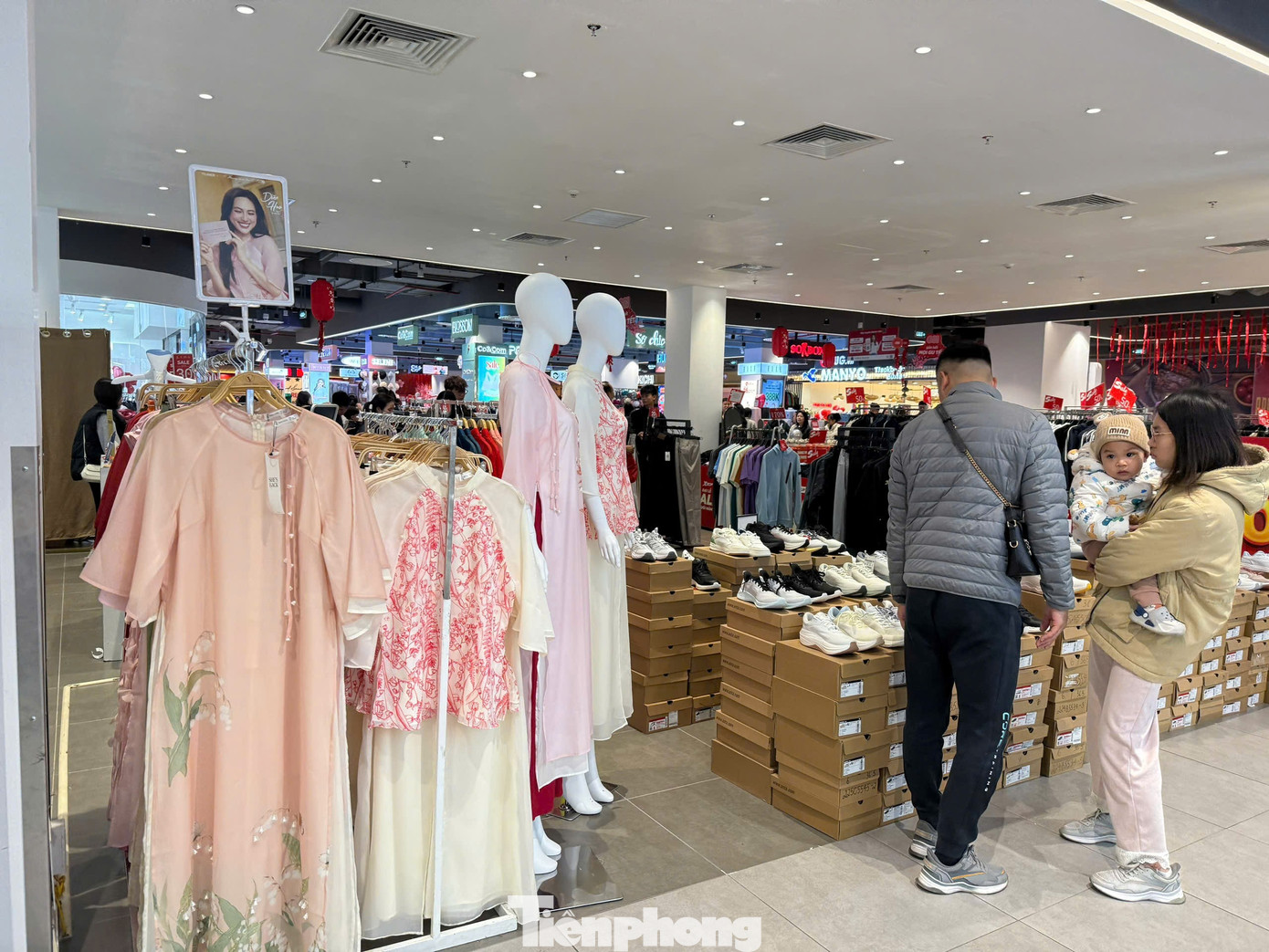 Cảnh lạ l&ugrave;ng tại si&ecirc;u thị, trung t&acirc;m thương mại H&agrave; Nội &aacute;p Tết- Ảnh 5.