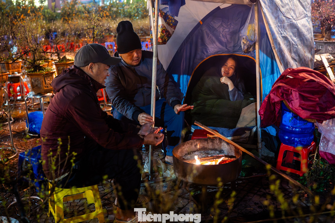 H&agrave; Nội mưa r&eacute;t thấu xương, tiểu thương trắng đ&ecirc;m tr&ocirc;ng đ&agrave;o quất- Ảnh 5.