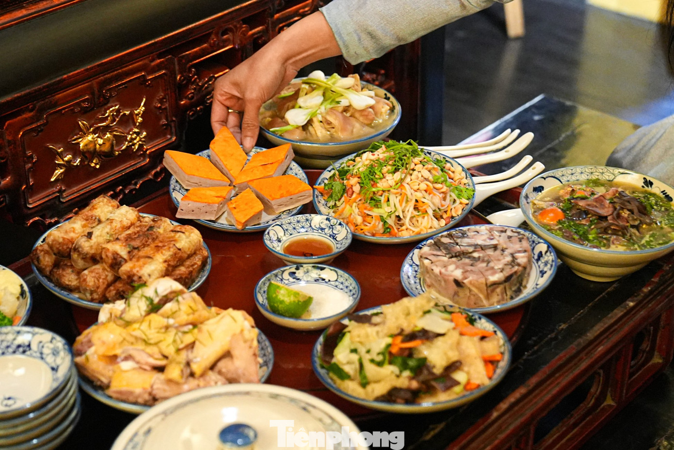 Kh&aacute;ch T&acirc;y th&iacute;ch th&uacute; m&acirc;m cỗ c&uacute;ng &ocirc;ng C&ocirc;ng &ocirc;ng T&aacute;o 'chuẩn vị' H&agrave; th&agrave;nh- Ảnh 4.