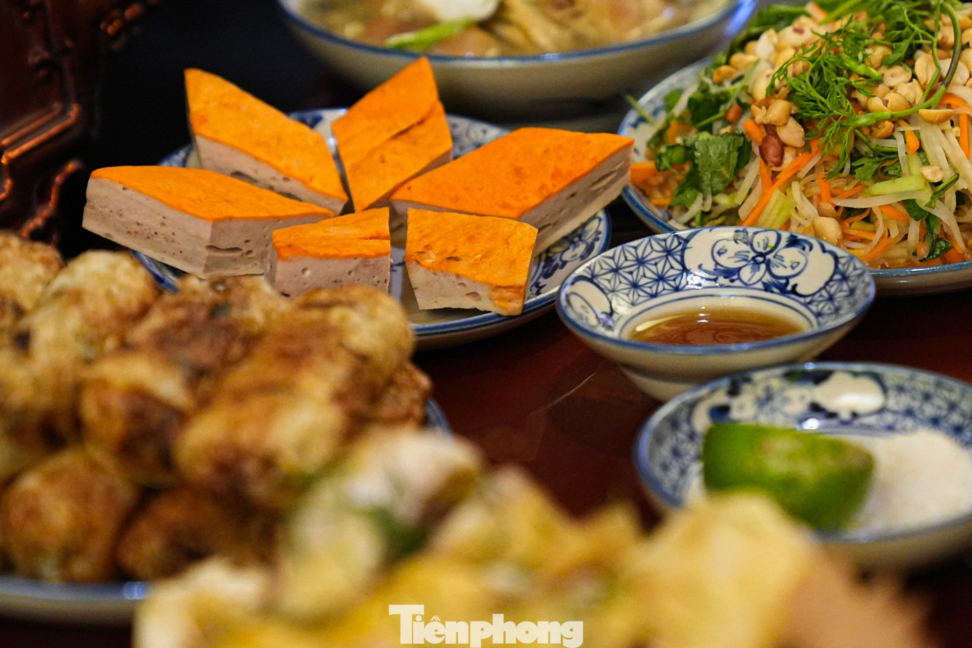 Kh&aacute;ch T&acirc;y th&iacute;ch th&uacute; m&acirc;m cỗ c&uacute;ng &ocirc;ng C&ocirc;ng &ocirc;ng T&aacute;o 'chuẩn vị' H&agrave; th&agrave;nh- Ảnh 7.