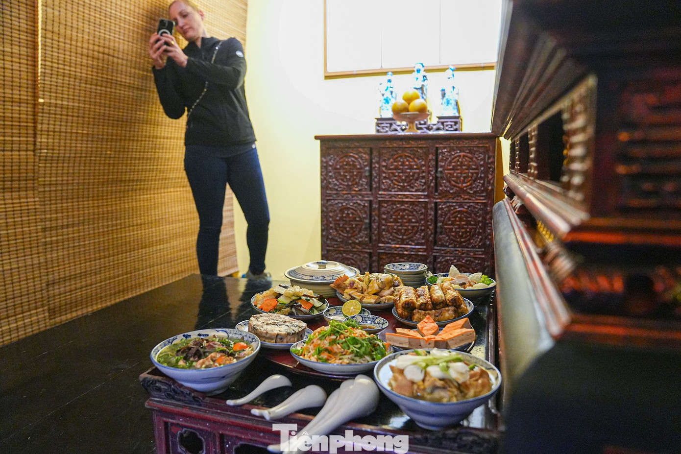 Kh&aacute;ch T&acirc;y th&iacute;ch th&uacute; m&acirc;m cỗ c&uacute;ng &ocirc;ng C&ocirc;ng &ocirc;ng T&aacute;o 'chuẩn vị' H&agrave; th&agrave;nh- Ảnh 11.