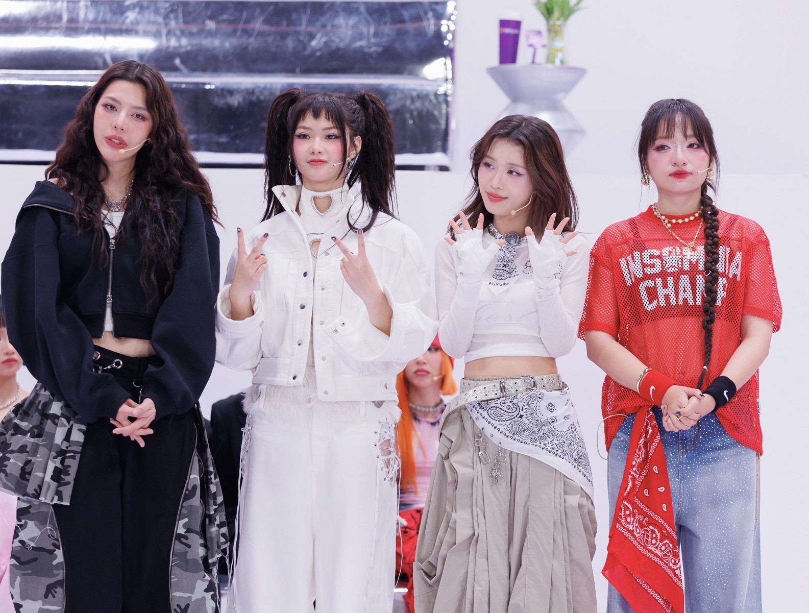 Qu&aacute; khứ của Trấn Th&agrave;nh v&agrave; c&ocirc; b&eacute; b&aacute;n cơm g&agrave;: 10 năm sau ai cũng nổi tiếng hơn- Ảnh 1.