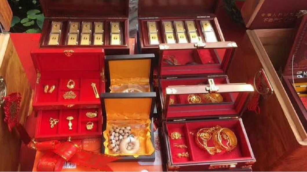 L&eacute;n lấy 2 c&acirc;y v&agrave;ng của vợ đi b&aacute;n, người chồng gặp kết cục kh&ocirc;ng ngờ: 1 c&acirc;u n&oacute;i của vợ khiến anh phải kh&oacute;c!- Ảnh 1.