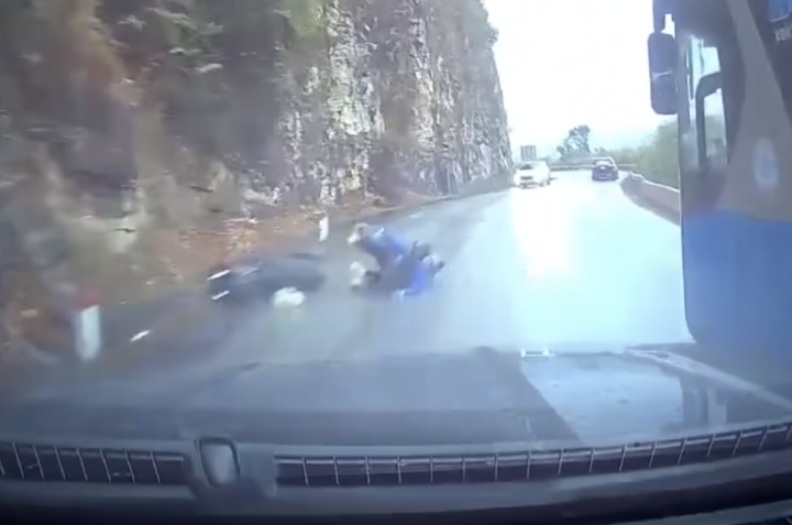 Lấn l&agrave;n, vượt ẩu chẹt chết 2 người tr&ecirc;n đ&egrave;o vẫn thản nhi&ecirc;n: Do người ta chứ do m&igrave;nh đ&acirc;u- Ảnh 1.