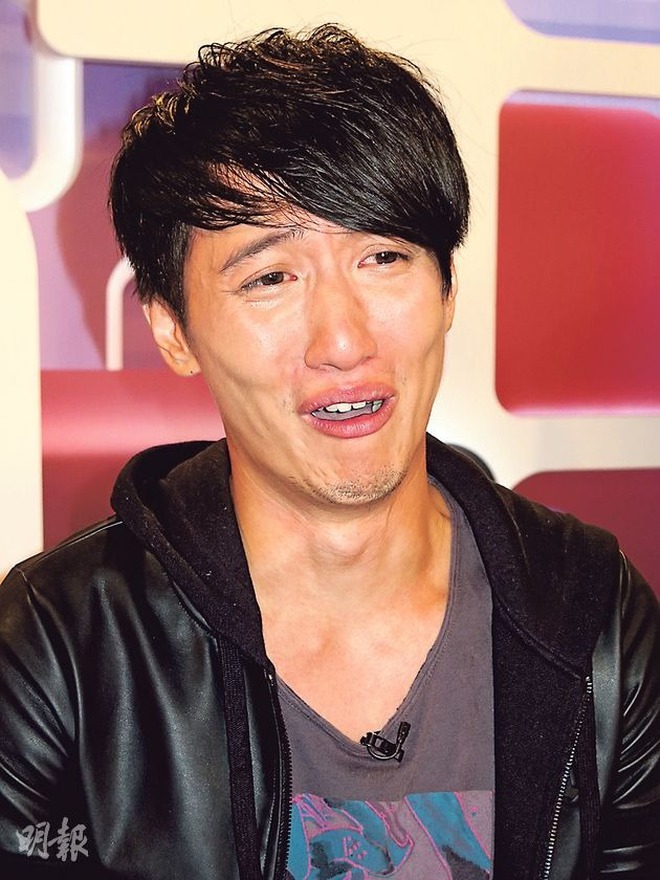 Nam ca sĩ H. lộ ảnh &ocirc;m ấp g&aacute;i lạ tr&ecirc;n t&agrave;u, đ&atilde; bay sạch danh tiếng c&ograve;n 