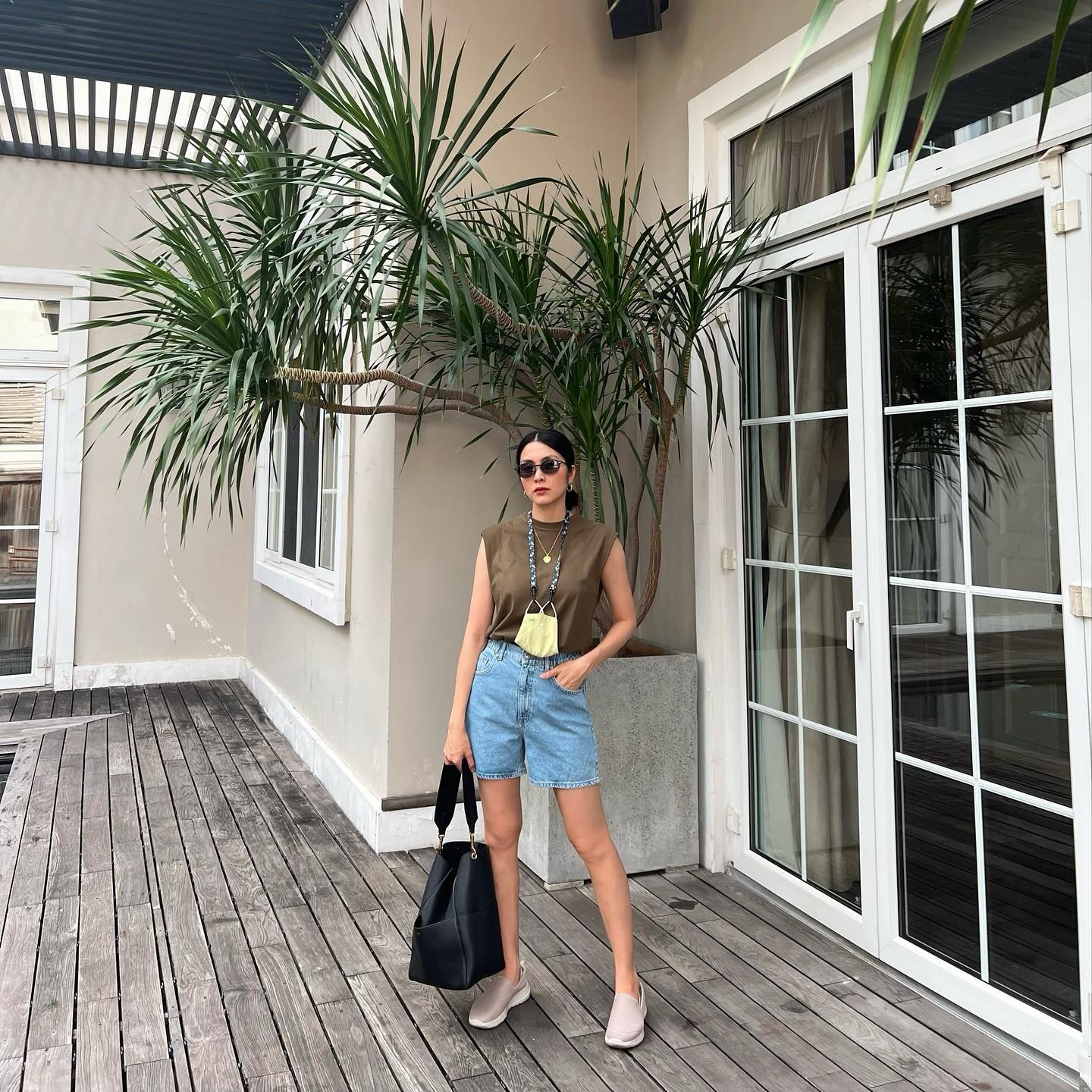 3 m&oacute;n đồ denim gi&uacute;p Tăng Thanh H&agrave; giữ vững phong độ mặc đẹp theo năm th&aacute;ng- Ảnh 5.