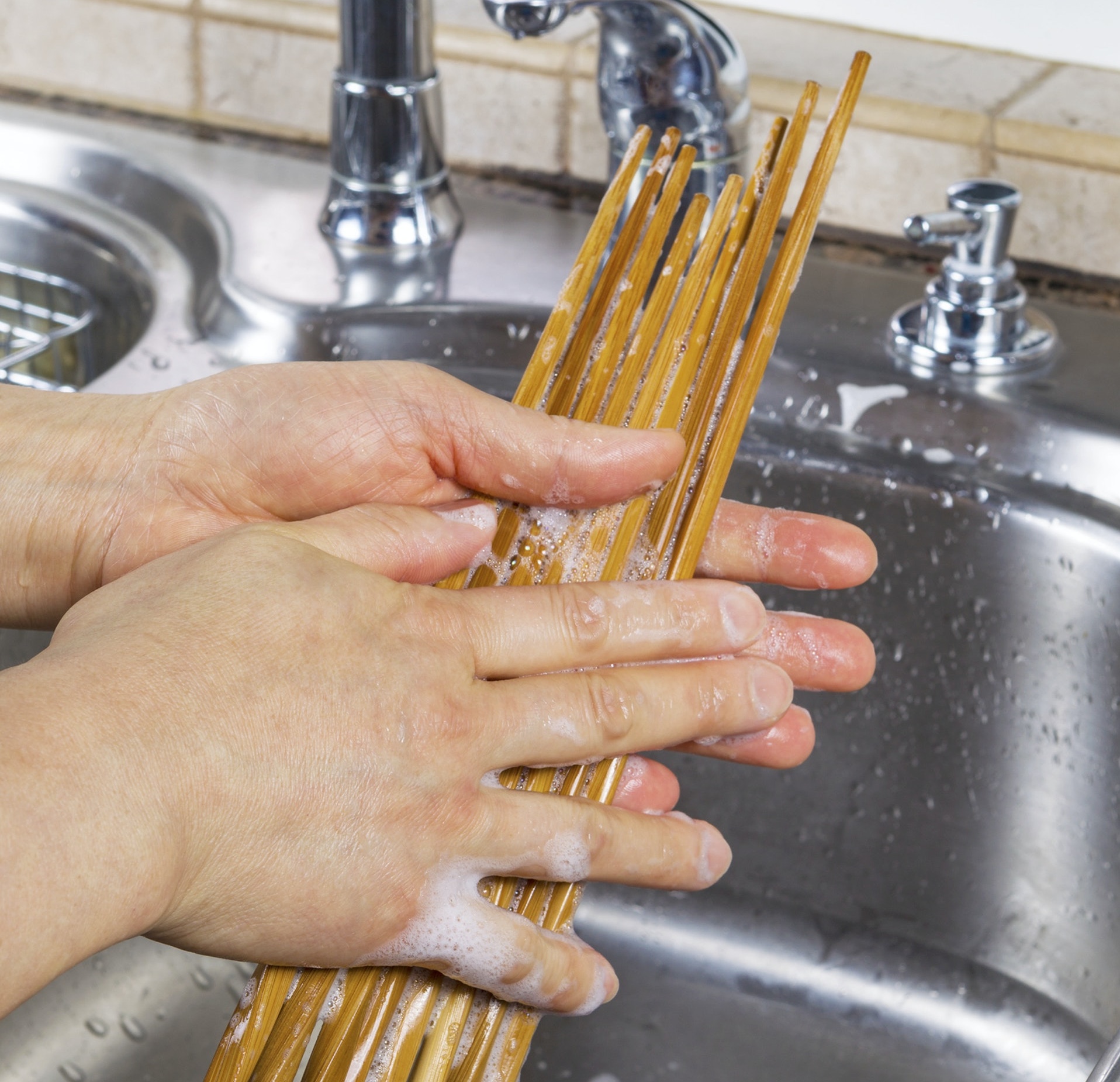 Đũa rửa kh&ocirc;ng sạch bẩn gấp 8 lần bồn cầu! Chuy&ecirc;n gia nhắc: Phải l&agrave;m 5 việc, đừng cọ cả nắm v&agrave;o nhau!- Ảnh 2.