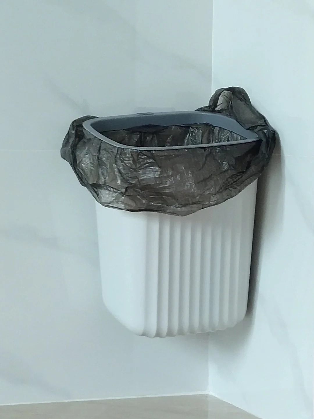 Treo l&ecirc;n thay v&igrave; để xuống: 12 c&aacute;ch sắp xếp &ldquo;kh&ocirc;ng tốn tiền&rdquo; của giới trẻ gi&uacute;p nh&agrave; gọn hẳn, việc nh&agrave; giảm một nửa- Ảnh 3.