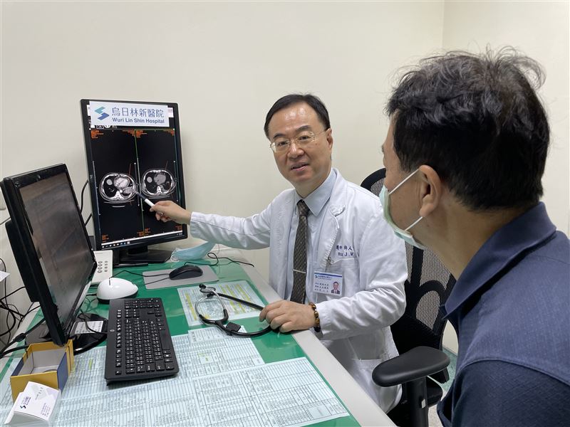 Nam t&agrave;i xế ph&aacute;t hiện ung thư phổi giai đoạn cuối nhờ 1 kh&oacute; chịu rất nhiều người tưởng "chuyện nhỏ" khi ngồi xe hơi- Ảnh 1.