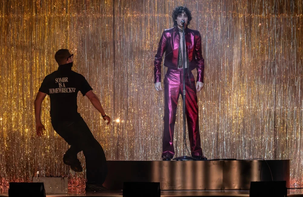 Nam ca sĩ bị đẩy văng khỏi s&acirc;n khấu, antifan gọi l&agrave; &ldquo;tiểu tam&rdquo; ngay tr&ecirc;n s&oacute;ng truyền h&igrave;nh trực tiếp- Ảnh 2.