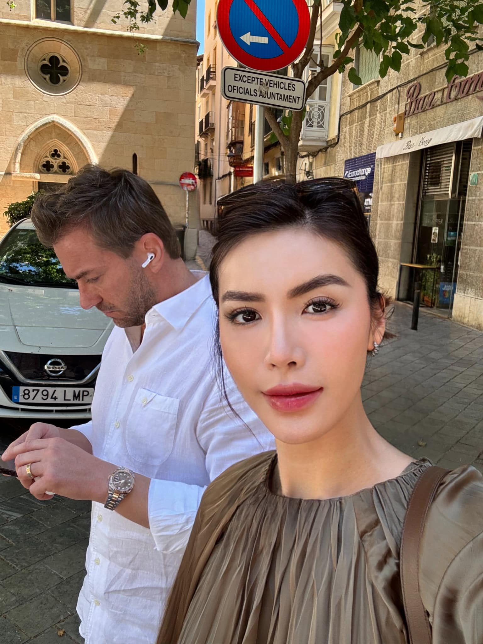 T&igrave;nh h&igrave;nh mới nhất của vợ chồng Minh T&uacute; khi mắc kẹt ở Oman- Ảnh 4.