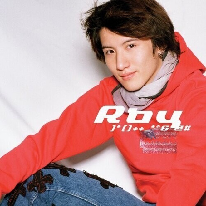 Nam ca sĩ H. lộ ảnh &ocirc;m ấp g&aacute;i lạ tr&ecirc;n t&agrave;u, đ&atilde; bay sạch danh tiếng c&ograve;n 