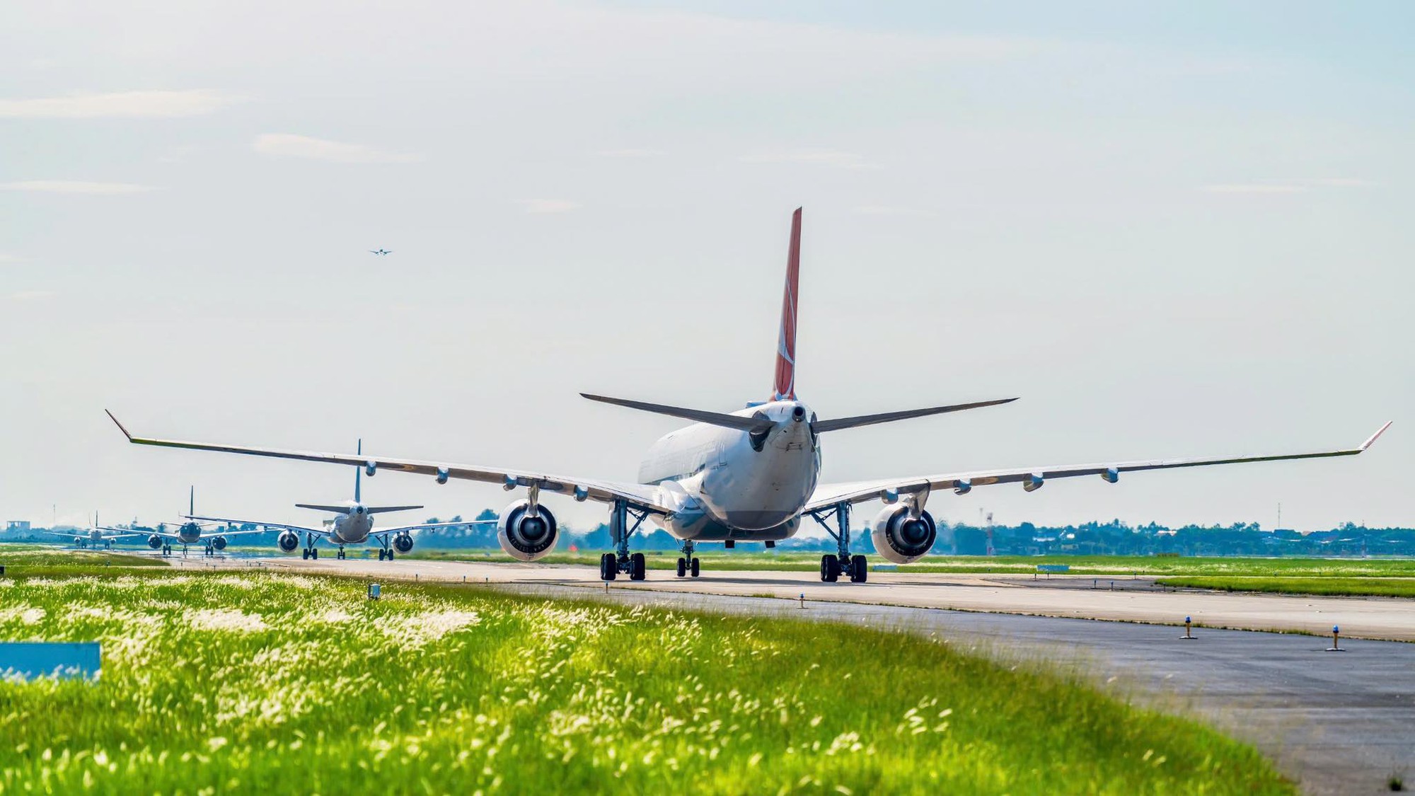 Nhiều chuyến bay Trung Đông bị ảnh hưởng, 3 máy bay mắc kẹt tại Nội Bài- Ảnh 1. Nhiều chuyến bay Trung Đông bị ảnh hưởng, 3 máy bay mắc kẹt tại Nội Bài- Ảnh 1.