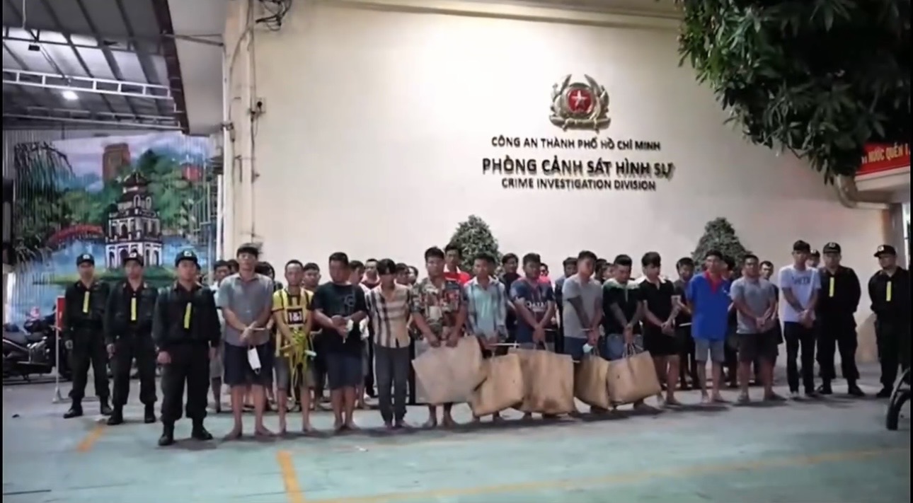 Hàng trăm cảnh sát triệt xoá liên tiếp 2 tụ điểm đỏ đen ở TP.HCM, tạm giữ gần nửa tỷ đồng tiền mặt- Ảnh 1. Hàng trăm cảnh sát triệt xoá liên tiếp 2 tụ điểm đỏ đen ở TP.HCM, tạm giữ gần nửa tỷ đồng tiền mặt- Ảnh 1.