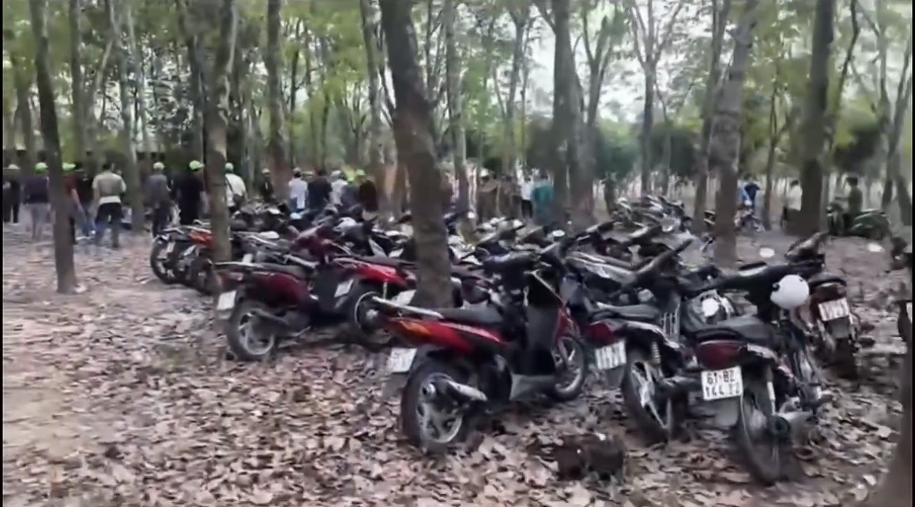 Hàng trăm cảnh sát triệt xoá liên tiếp 2 tụ điểm đỏ đen ở TP.HCM, tạm giữ gần nửa tỷ đồng tiền mặt- Ảnh 2. Hàng trăm cảnh sát triệt xoá liên tiếp 2 tụ điểm đỏ đen ở TP.HCM, tạm giữ gần nửa tỷ đồng tiền mặt- Ảnh 2.