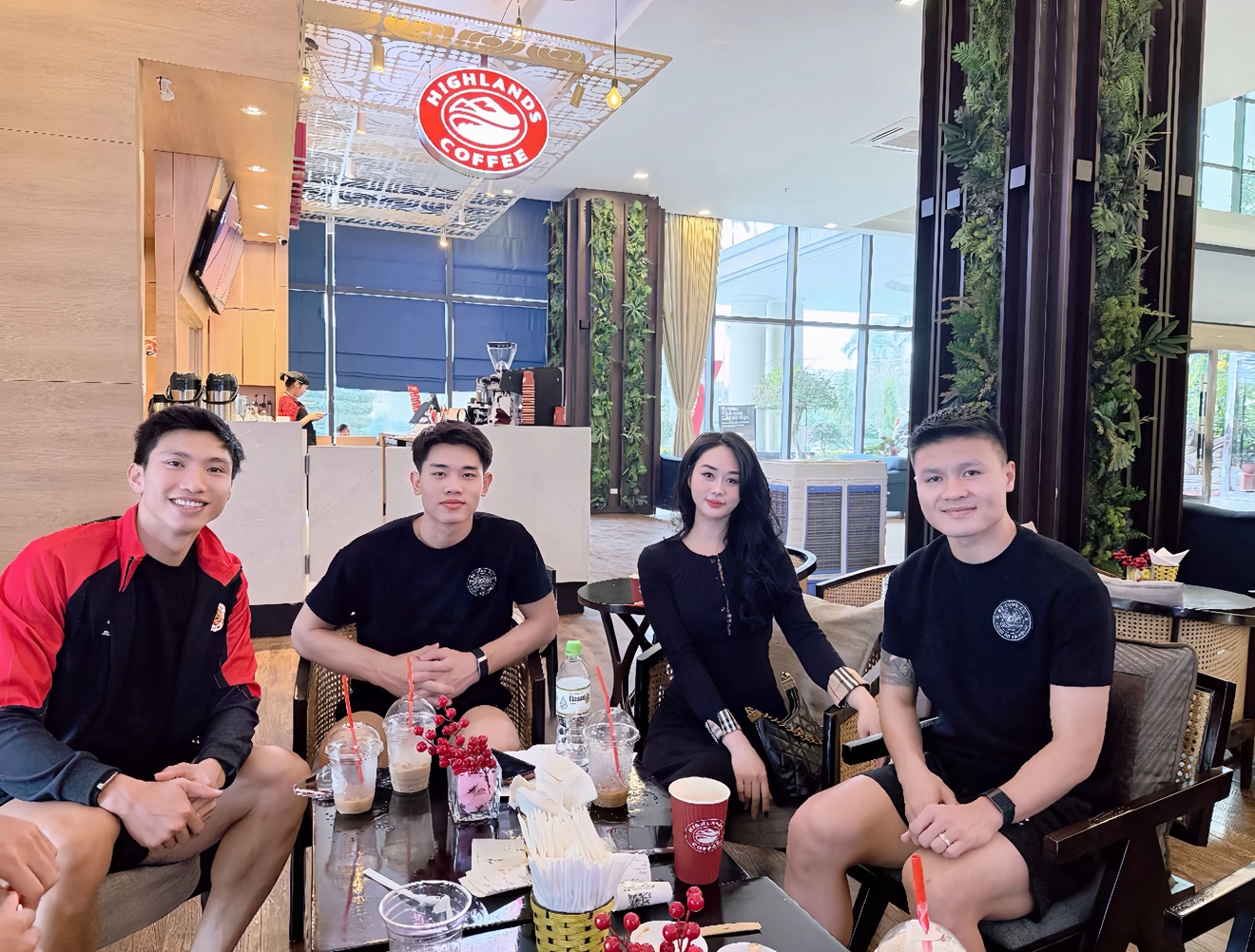 Văn Hậu lái Porsche chở Đình Bắc, còn kiên nhẫn chờ đàn em kí tặng loạt fan nhí, netizen: Thời thế đổi khác rồi!- Ảnh 2. Văn Hậu lái Porsche chở Đình Bắc, còn kiên nhẫn chờ đàn em kí tặng loạt fan nhí, netizen: Thời thế đổi khác rồi!- Ảnh 2.