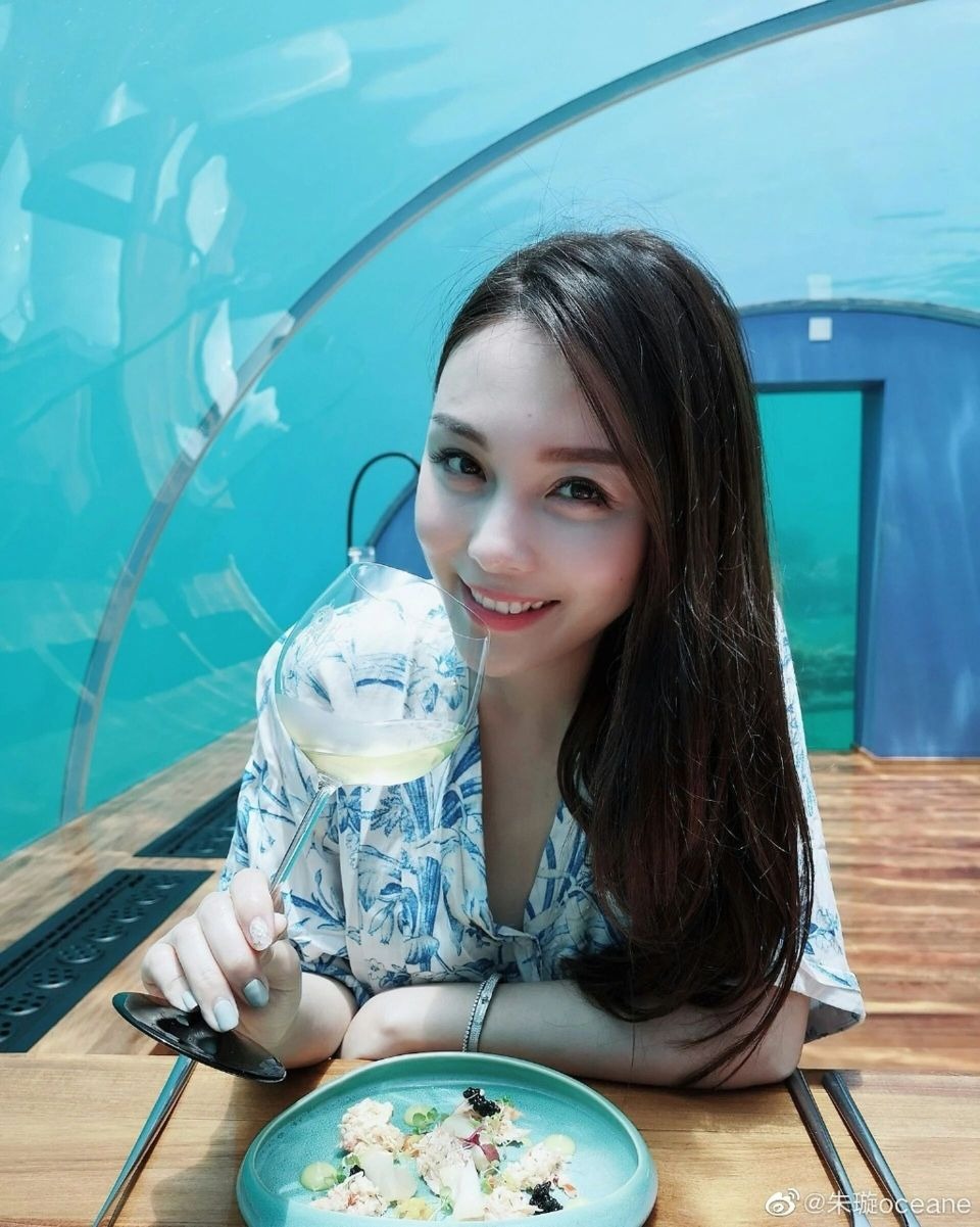 Th&aacute;m tử showbiz b&aacute;o tin: 1 n&agrave;ng hậu đột ngột 