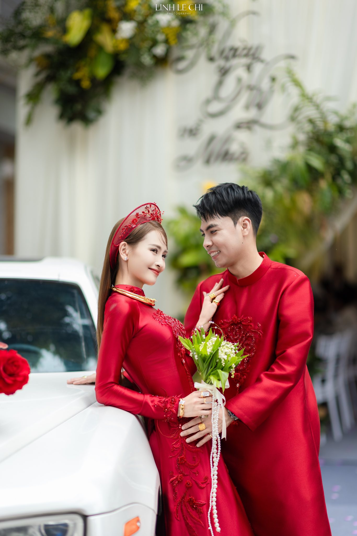 Ảnh n&eacute;t căng: MC M&ugrave; Tạt đeo v&agrave;ng nặng trĩu l&ecirc;n xe hoa c&ugrave;ng tuyển thủ Đức Huy,