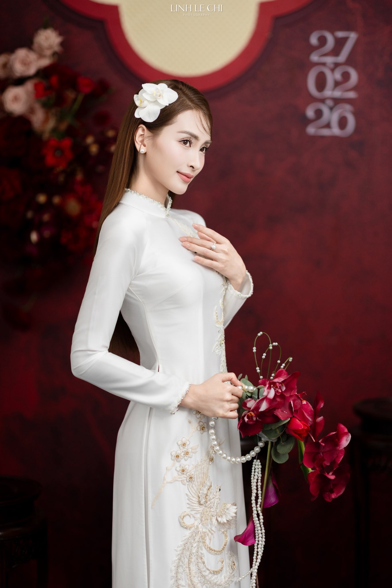 Ảnh n&eacute;t căng: MC M&ugrave; Tạt đeo v&agrave;ng nặng trĩu l&ecirc;n xe hoa c&ugrave;ng tuyển thủ Đức Huy,