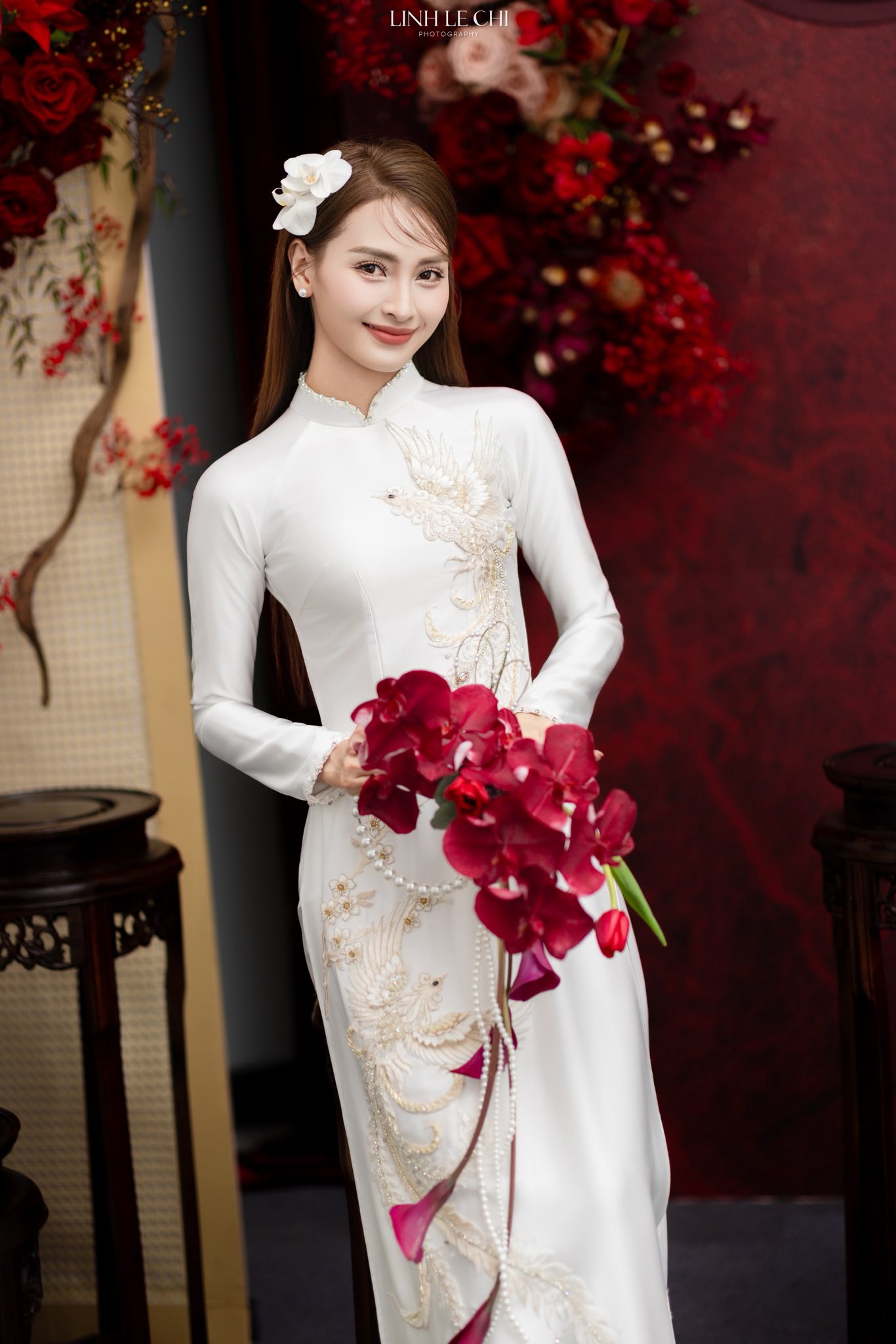 Ảnh n&eacute;t căng: MC M&ugrave; Tạt đeo v&agrave;ng nặng trĩu l&ecirc;n xe hoa c&ugrave;ng tuyển thủ Đức Huy,