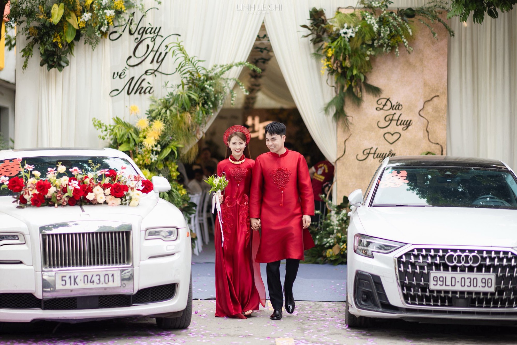 Ảnh n&eacute;t căng: MC M&ugrave; Tạt đeo v&agrave;ng nặng trĩu l&ecirc;n xe hoa c&ugrave;ng tuyển thủ Đức Huy,