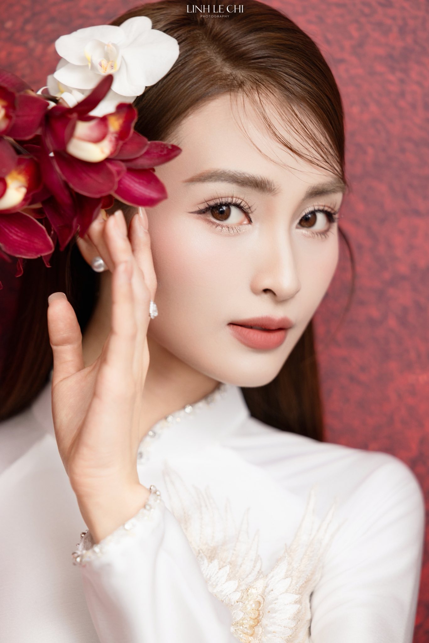 Ảnh n&eacute;t căng: MC M&ugrave; Tạt đeo v&agrave;ng nặng trĩu l&ecirc;n xe hoa c&ugrave;ng tuyển thủ Đức Huy,