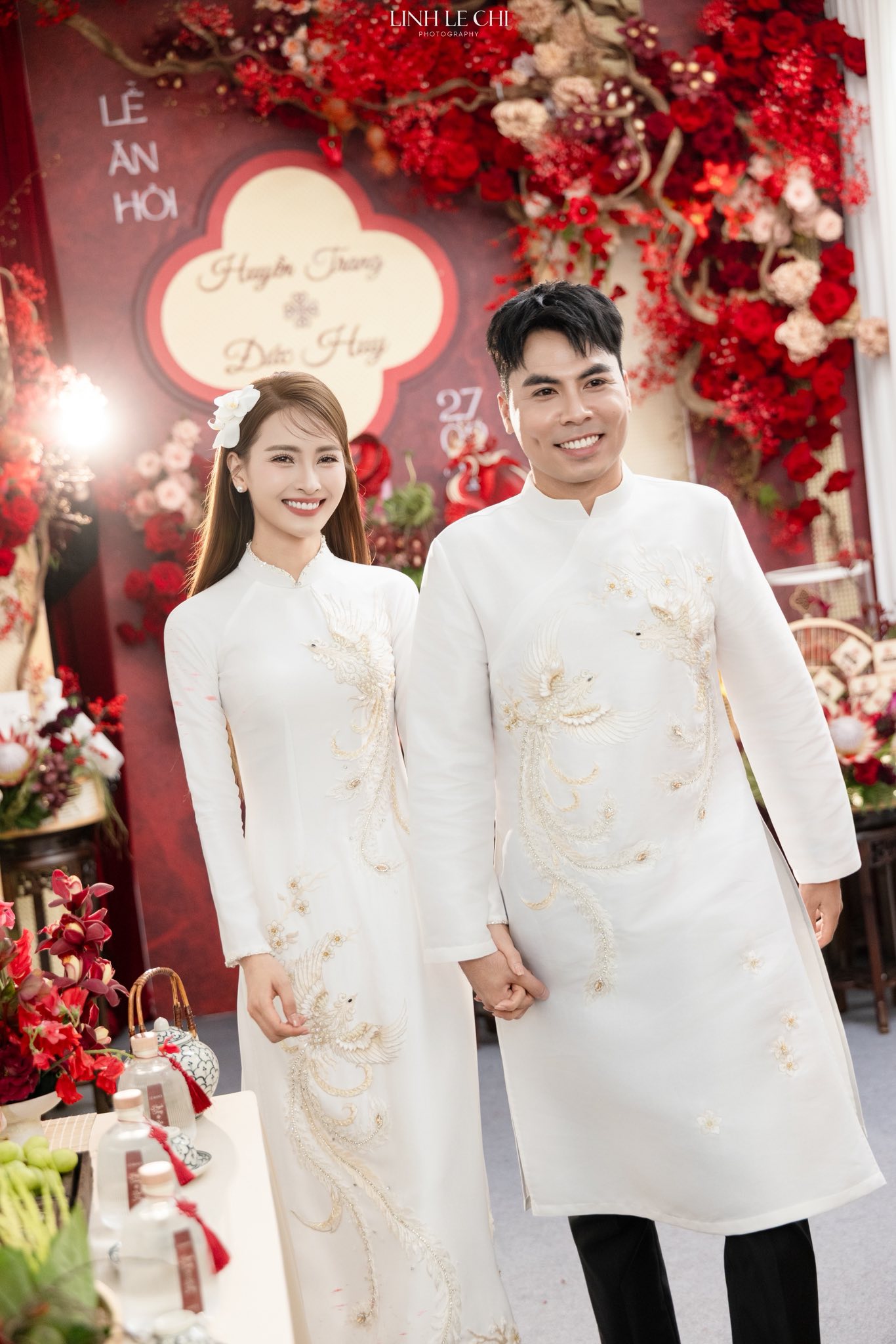 Ảnh n&eacute;t căng: MC M&ugrave; Tạt đeo v&agrave;ng nặng trĩu l&ecirc;n xe hoa c&ugrave;ng tuyển thủ Đức Huy,