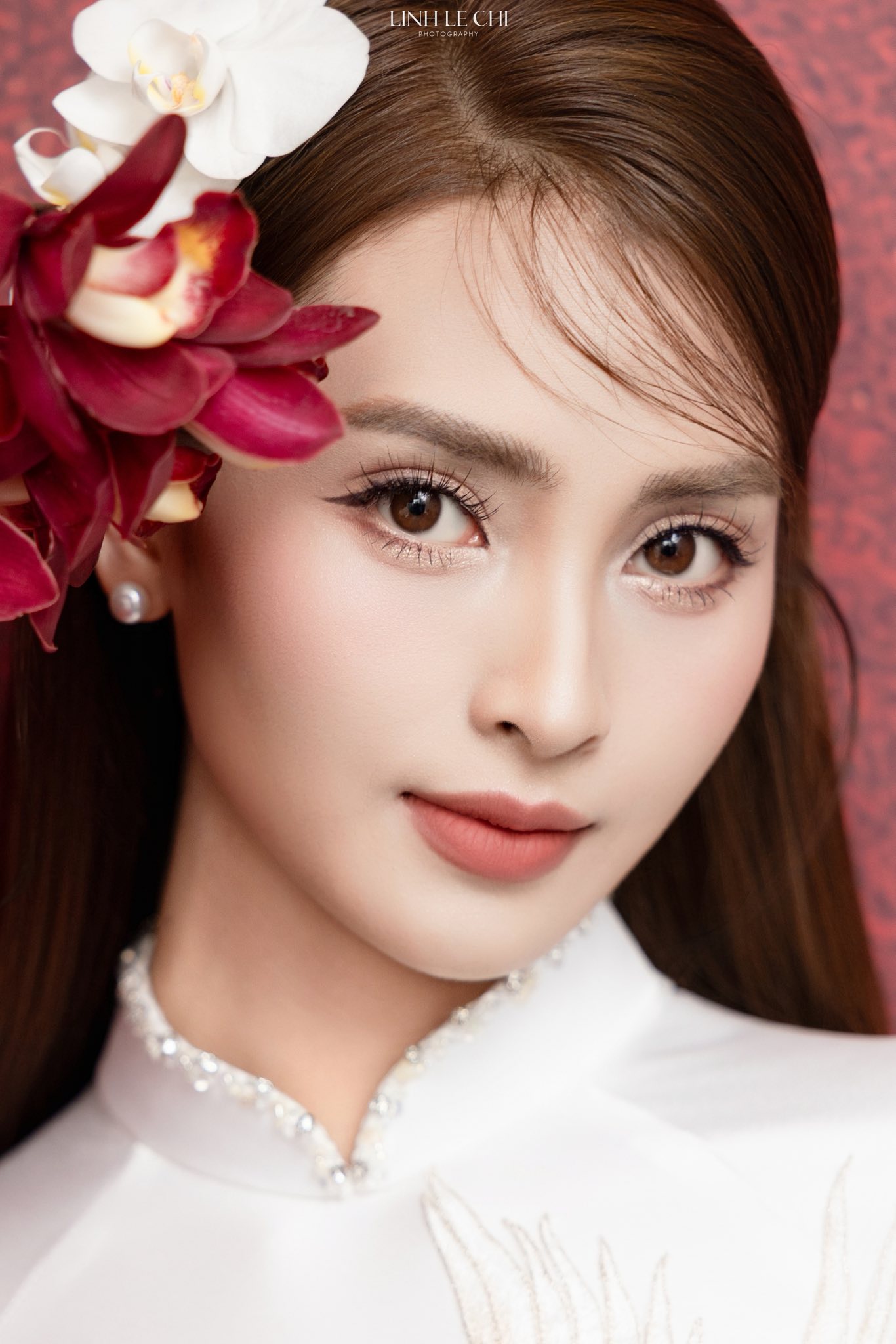 Ảnh n&eacute;t căng: MC M&ugrave; Tạt đeo v&agrave;ng nặng trĩu l&ecirc;n xe hoa c&ugrave;ng tuyển thủ Đức Huy,