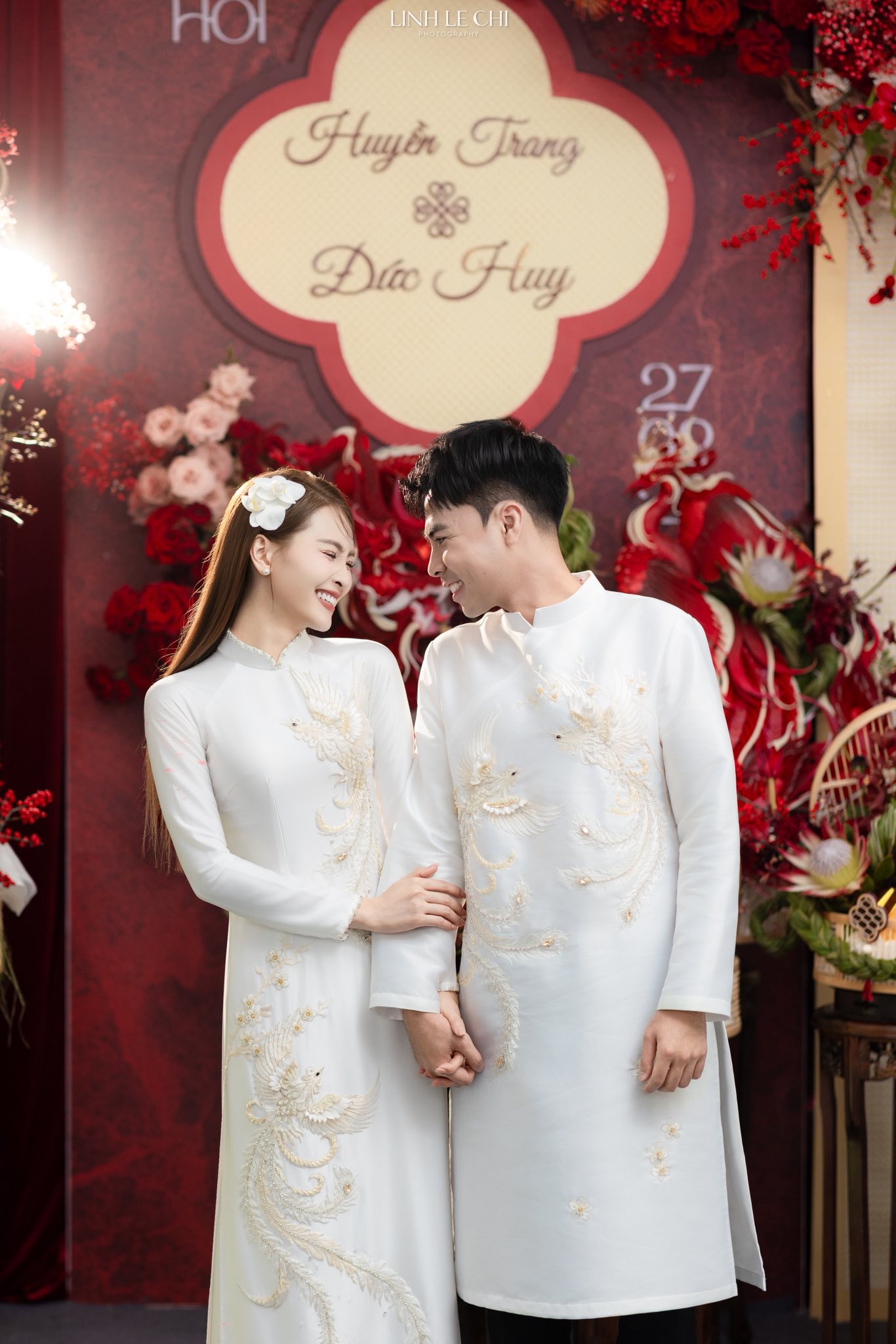 Ảnh n&eacute;t căng: MC M&ugrave; Tạt đeo v&agrave;ng nặng trĩu l&ecirc;n xe hoa c&ugrave;ng tuyển thủ Đức Huy,