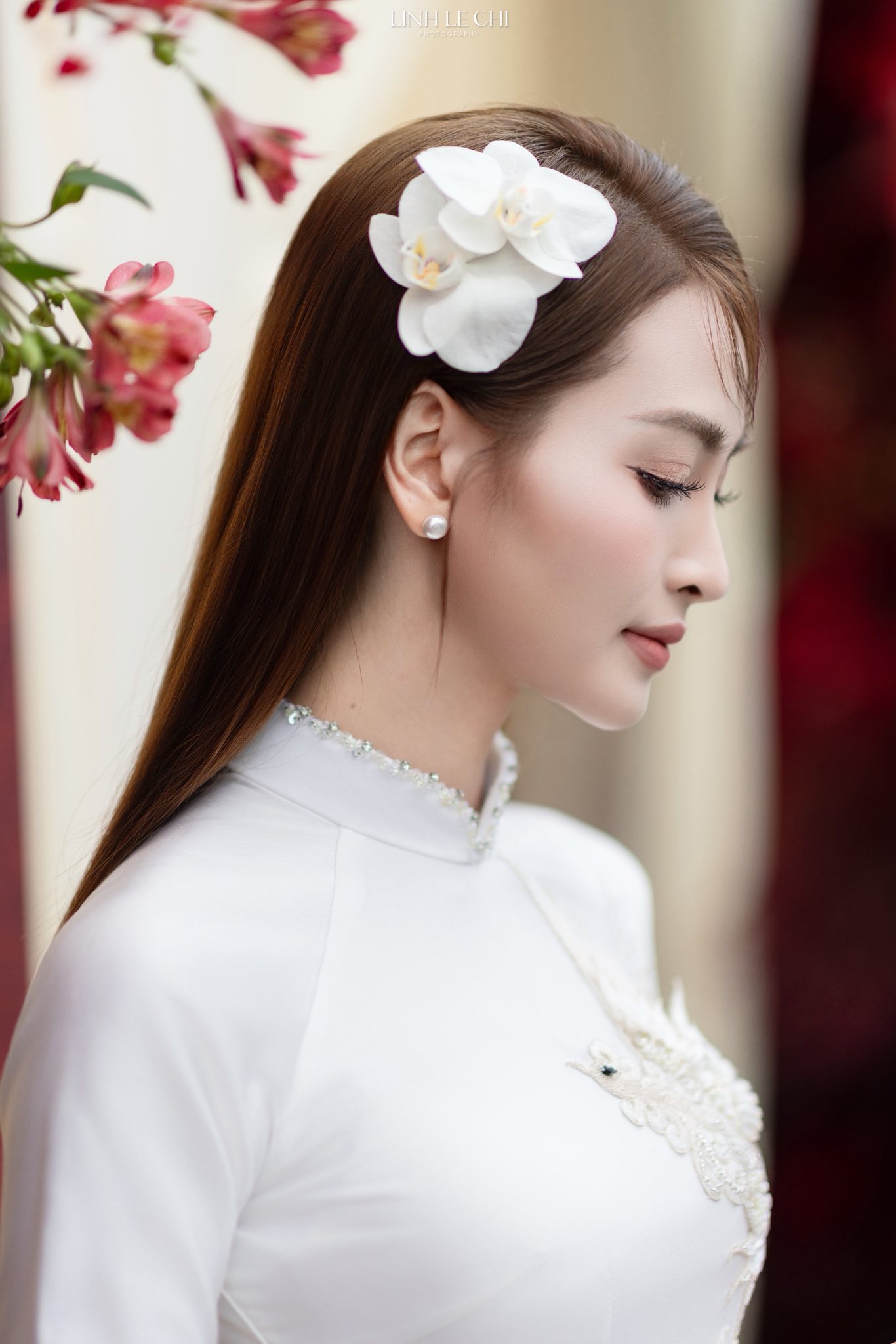 Ảnh n&eacute;t căng: MC M&ugrave; Tạt đeo v&agrave;ng nặng trĩu l&ecirc;n xe hoa c&ugrave;ng tuyển thủ Đức Huy,