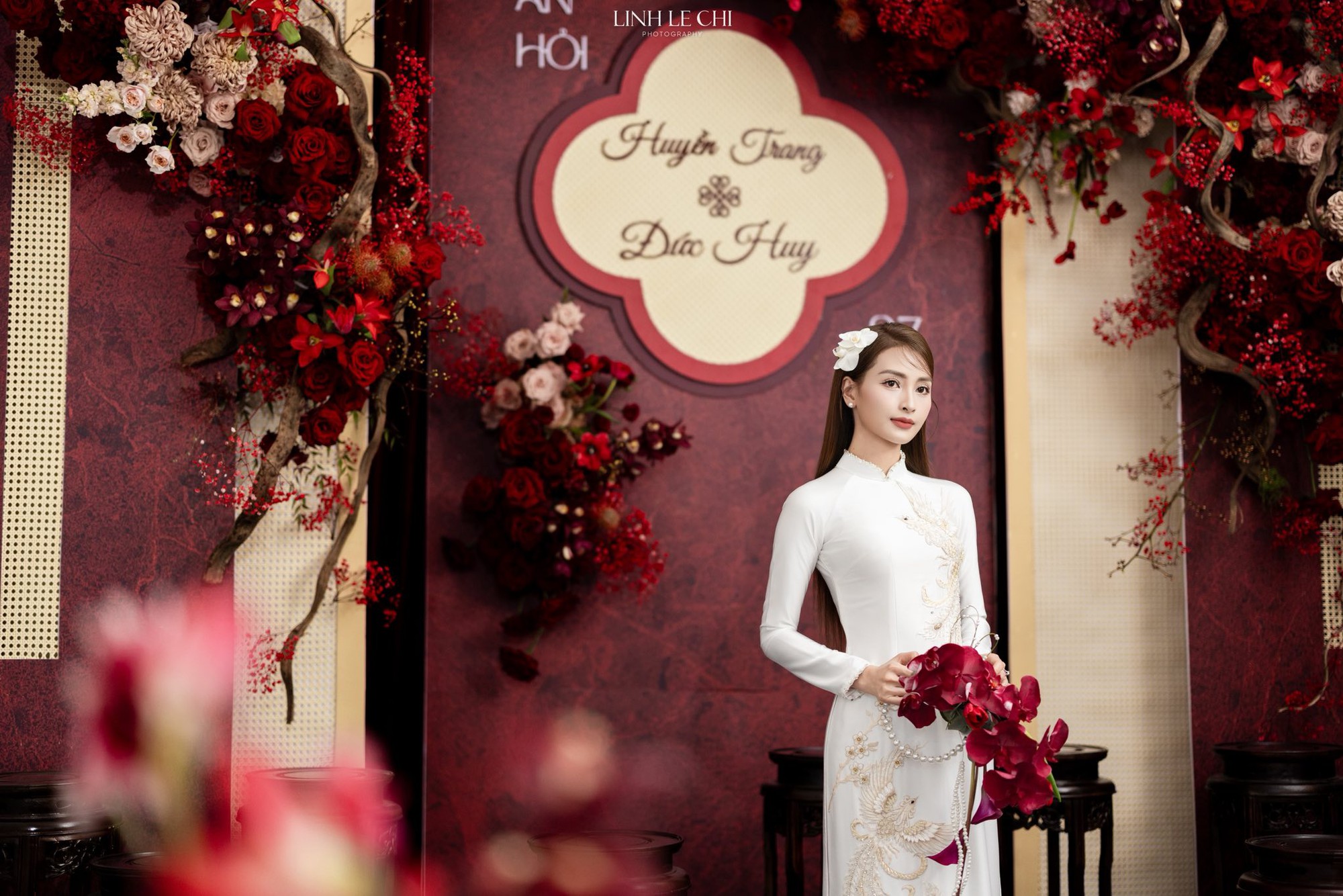 Ảnh n&eacute;t căng: MC M&ugrave; Tạt đeo v&agrave;ng nặng trĩu l&ecirc;n xe hoa c&ugrave;ng tuyển thủ Đức Huy,