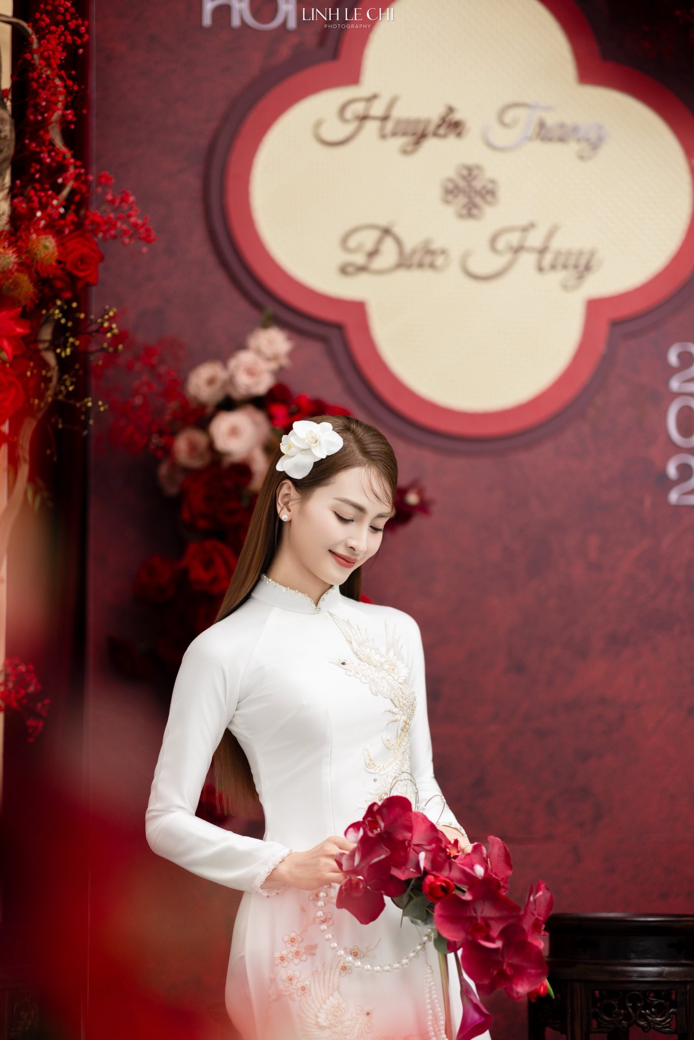 Ảnh n&eacute;t căng: MC M&ugrave; Tạt đeo v&agrave;ng nặng trĩu l&ecirc;n xe hoa c&ugrave;ng tuyển thủ Đức Huy,