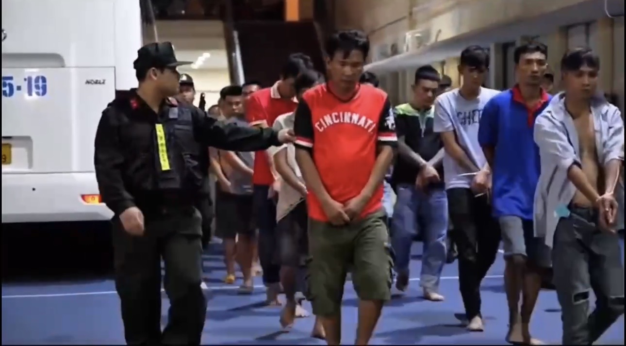 Hàng trăm cảnh sát triệt xoá liên tiếp 2 tụ điểm đỏ đen ở TP.HCM, tạm giữ gần nửa tỷ đồng tiền mặt- Ảnh 3. Hàng trăm cảnh sát triệt xoá liên tiếp 2 tụ điểm đỏ đen ở TP.HCM, tạm giữ gần nửa tỷ đồng tiền mặt- Ảnh 3.