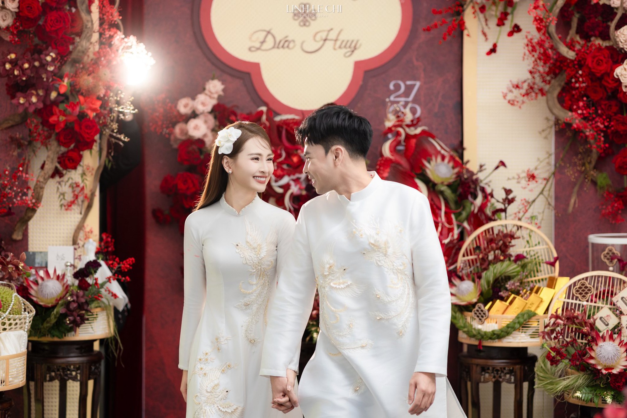 Ảnh n&eacute;t căng: MC M&ugrave; Tạt đeo v&agrave;ng nặng trĩu l&ecirc;n xe hoa c&ugrave;ng tuyển thủ Đức Huy,